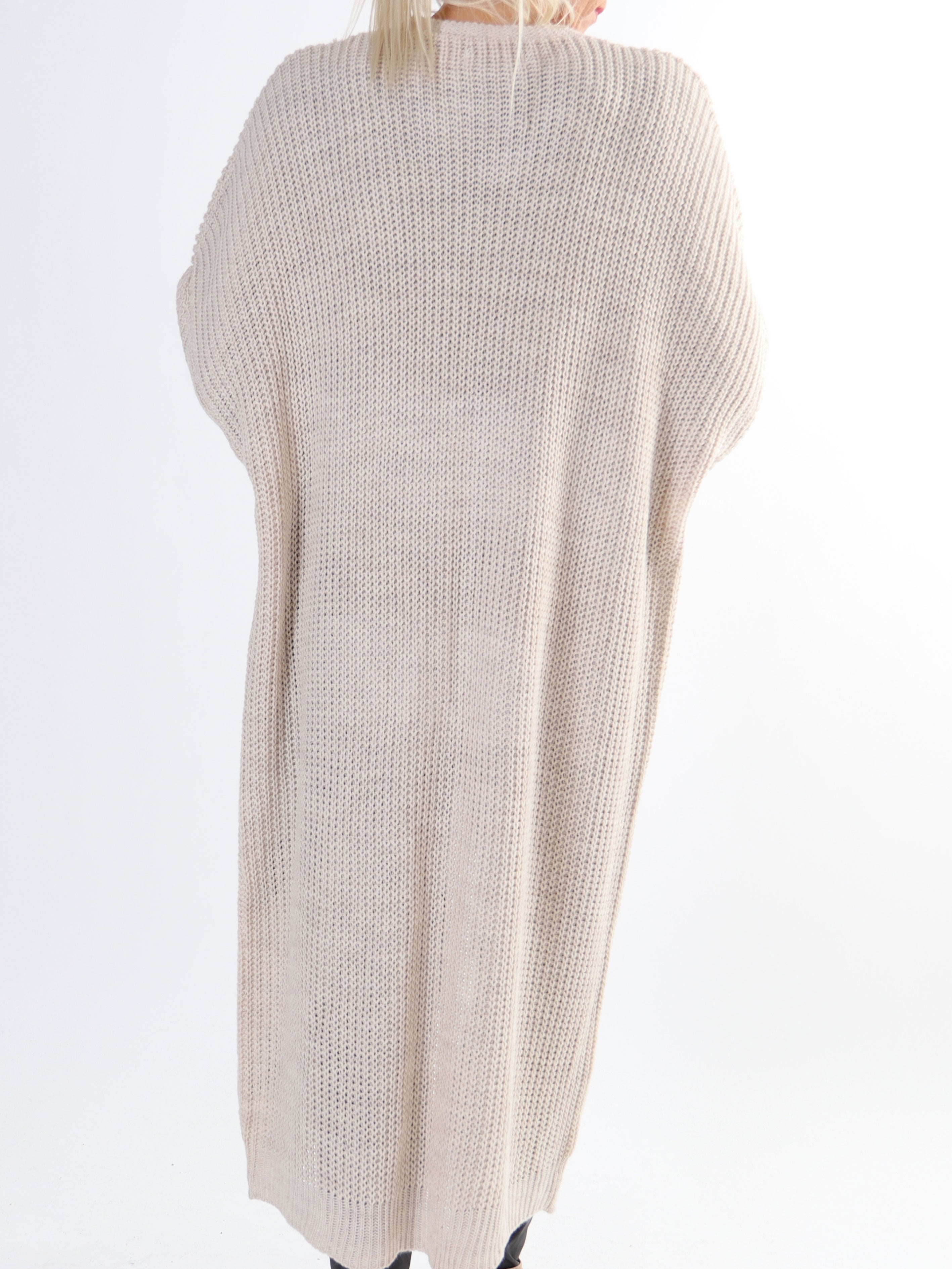 Grace - Stickad kofta med hjärtan och ballongärmar i plus size-modell